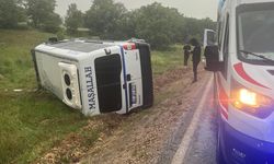 İşçileri taşıyan minibüs şarampole devrildi: Çok sayıda yaralı var