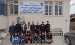 Hafif ticari araca 14 göçmen sığdırdılar