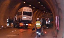 Tünel De Yolcu Minibüsü İle Traktör Çarpıştı: 11 Kişi Yaralandı