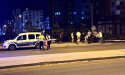 Gaziantep'te yolun karşısına geçmek isteyen çifte otomobil çarptı