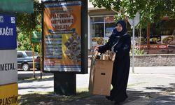 Gaziantep’te biriktirdiği atıklarla çocukları sevindiriyor