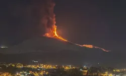 İtalya'da Etna Yanardağı Lav Ve Kül Püskürtüyor