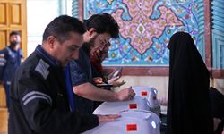 İran’da Oy Verme İşlemi Uzatıldı