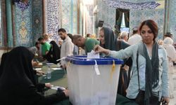 İran’da Oy Verme İşlemi Gece Yarısına Kadar Uzatıldı