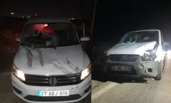 Gaziantep'te İki Otomobil Büyükbaş Hayvana Çarptı, 2 Kişi Yaralandı