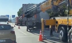 Devrilen Tır Yolu Kapattı, Kilometrelerce Kuyruk Oluştu