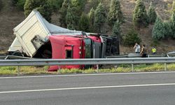 Kolonya yüklü tır devrildi, otoyol trafiğe kapandı