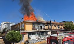 Gaziantep’te iş merkezinin çatısı alev alev yandı