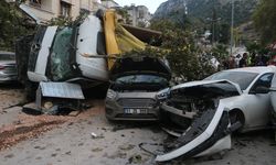 Freni patlayan kamyon araçları kağıt gibi ezdi! Korkunç görüntüler ortaya çıktı