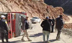 Gaziantep'te Kamyon Devrildi! Sürücü Yaralandı