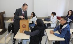 Nizip Belediyesi'nden Üniversite Öğrencilerine Kitap Desteği