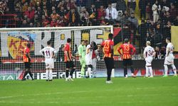 Kayserispor - Galatasaray maçında taraftar sahaya girdi