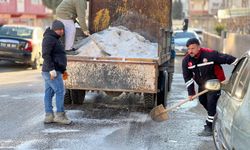 Belediye ekipleri, buzlanmaya karşı tuzlama çalışması gerçekleştirildi