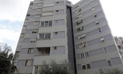 Bir anda düşen yıldırım bomba gibi patladı, apartmanda delik açıldı