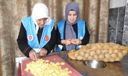 90 yaşındaki yaşlı kadın aşevinde gönüllü çalışıyor