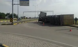 Gaziantep'te pamuk balyası yüklü tırın dorsesi devrildi