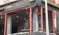 İşçiler 1 Mayıs kortejini demir kaynağı yaparken izledi