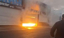 Kepenk tamiri sırasında çıkan kıvılcımla 4 dükkan yandı