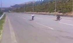 Otobanda motorun üzerine uzanarak ölüme yarış pahalıya patladı