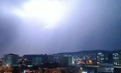 Gaziantep'te sağanak ve dolu etkili oldu, şimşekler geceyi aydınlattı