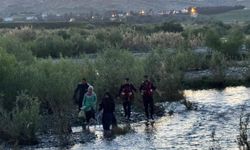 Baraj kapaklarının açılmasıyla su seviyesinin yükseldiği alanda mahsur kalan 25 kişi kurtarıldı