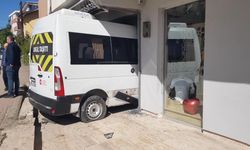 Frenleri tutmayan öğrenci servisi iş yerine daldı: Faciadan dönüldü