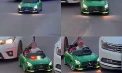 Otomobil çocuğun bindiği akülü araca çarptı
