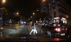 Trafikte korku dolu anlar... Aracından döner bıçağıyla...