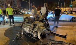 Feci kaza: Otomobil ikiye bölündü, 3 kişi yaralandı