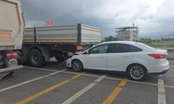 Gaziantep’te ışıkta bekleyen tıra çarpıp yaralandı
