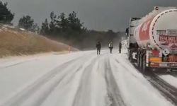 Dolu yağışı karayolunu trafiğe kapattı