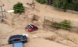Onlarca araç sel sularına kapıldı