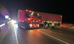 Tır sürücüsü direksiyon başında rahatsızlandı, yol trafiğe kapandı