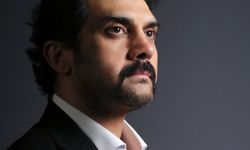 Popstar Bayhan: Zorluklarla Yoğrulmuş Bir Hayatın Sahneye Yansıması