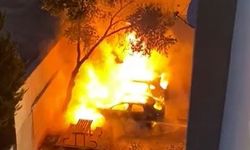 Gaziantep’te Otoparktaki 2 Lüks Araç Yanarak Küle Döndü