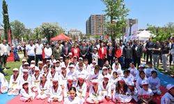 Gaziantep Büyükşehirin destekleriyle 200 öğretmenden Ata’ya zeybekli saygı duruşu