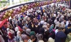 Mağaza açılışında şok görüntü! İndirimli ürün için birbirini ezdiler...