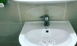 Lavabodan Gelen Kötü Kokulara Kesin Çözüm: Naftalin Yöntemi Şaşırtıyor!