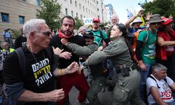 İsrail’de meclis önünde toplanan yüzlerce kişi, hükümeti protesto etti
