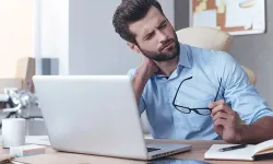 Uzmanı açıkladı! Uzun süre masa başında çalışmak boyun fıtığı sebebi!