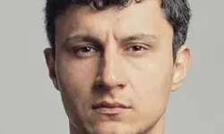 Alper Çankaya: Tiyatrodan Ekranlara Uzanan Bir Başarı Hikayesi