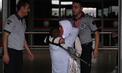 Hacdan Gaziantep’e dönen anne ve babasını ayaklarına kapandı