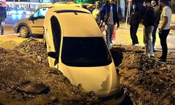 Otomobil altyapı çalışmaları için açılan çukura düştü