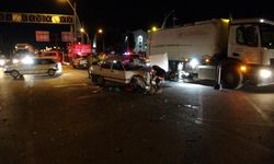 İki aracın karıştığı kazada ortalık savaş alanına döndü: 4 yaralı
