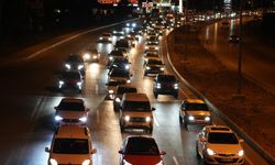 43 ilin geçiş güzergahında gece yarısı trafik yoğunluğu!