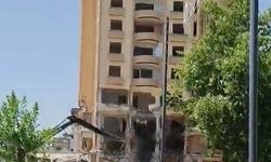 Gaziantep'te ağır hasarlı bina kontrollü şekilde yıkıldı