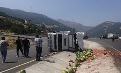 Gaziantep Otoyolunda Karpuz yüklü kamyon devrildi!