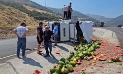 Gaziantep'te karpuz yüklü kamyon virajı alamadı! Karpuzlar yola savruldu...