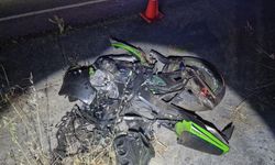 Yarış yaparken farları yanmayan otomobile çarpan motosikletler paramparça oldu: 1 ölü