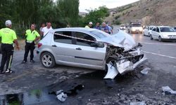İki araç kafa kafaya çarpıştı: 11 yaralı